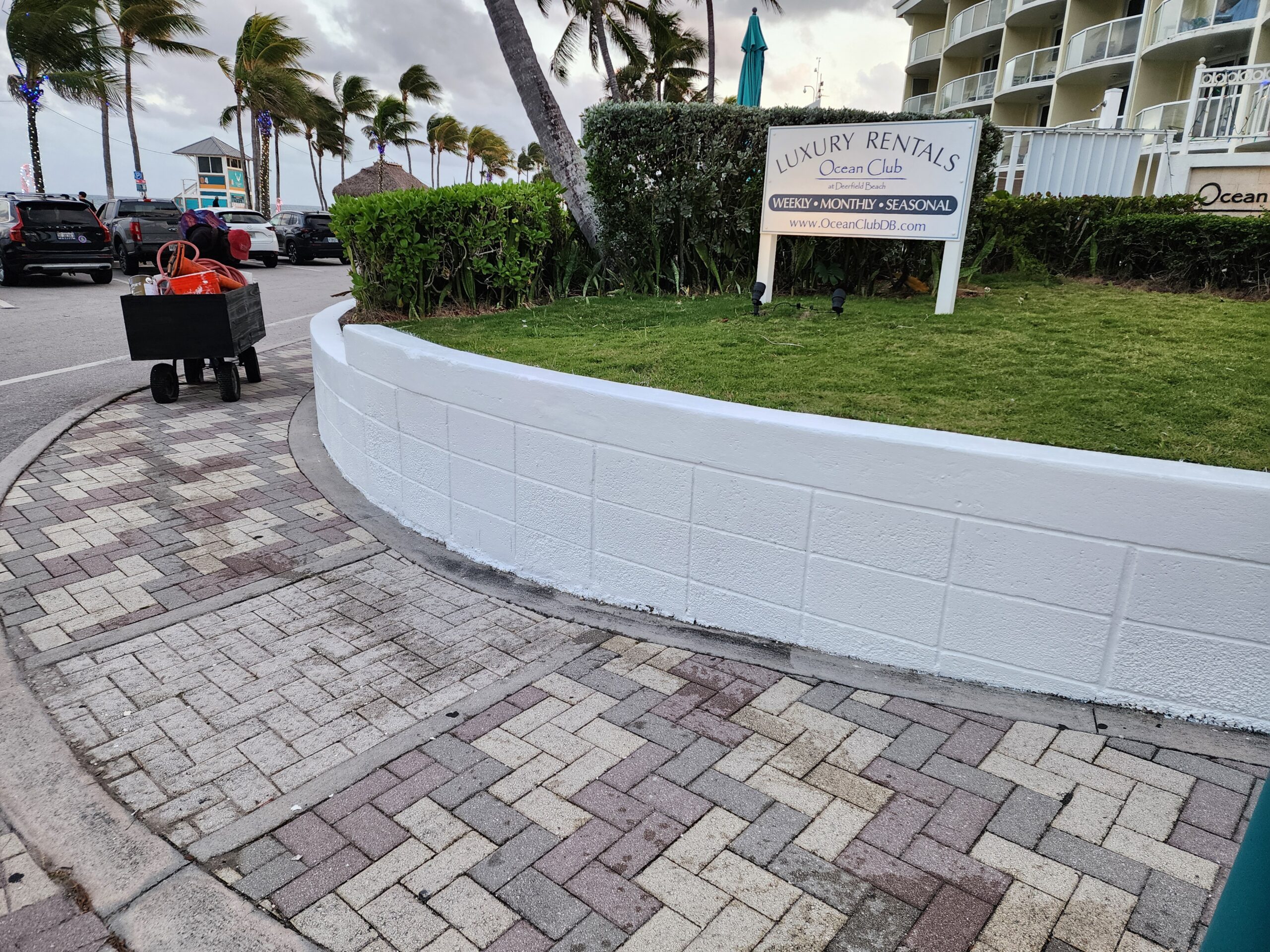 Exterior walls in Frenchman’s Creek FL fully restored after professional repair, thorough cleaning, and high-quality painting with a smooth, refreshed finish